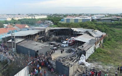 Esplode fabbrica di fuochi d'artificio, 47 morti in Indonesia