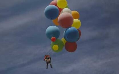 Come nel film "Up", vola per 25 km legato a 100 palloncini. VIDEO