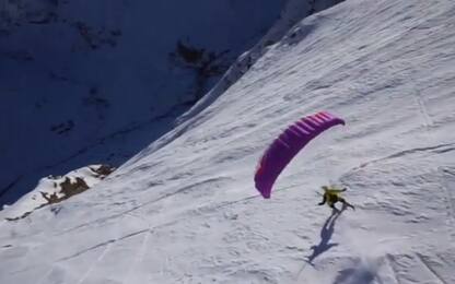 Alpi francesi, la discesa con sci e parapendio è spettacolare. VIDEO