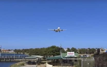 In Australia il vento costringe un aereo ad atterrare obliquo. VIDEO