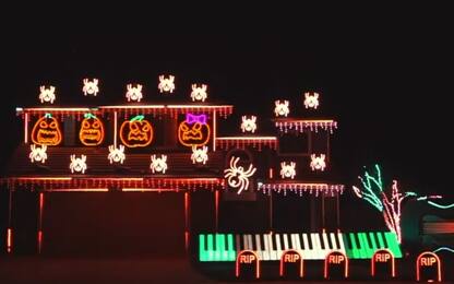Halloween, lo show di luci e musica della casa "parlante". VIDEO