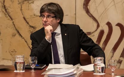 Catalogna, Puigdemont non torna in Spagna: "Andiamo avanti"