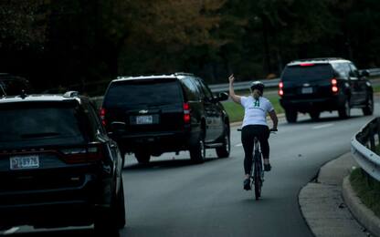 Licenziata la ciclista che aveva mostrato il dito medio a Trump