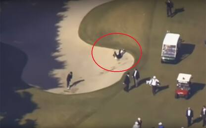 Il capitombolo di Shinzo Abe mentre gioca a golf con Trump: VIDEO