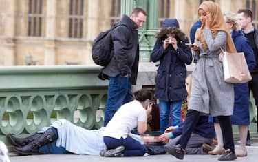 attacco-westminster-foto-donna-musulmana-ansa