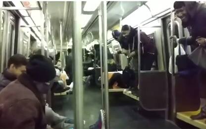 New York, un topo semina il panico nella metropolitana