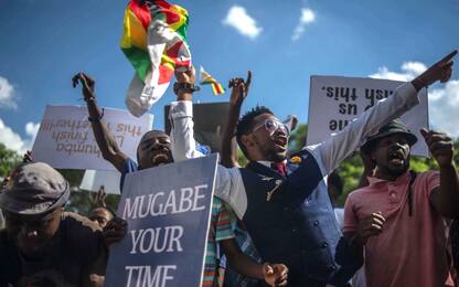 Zimbabwe, Mugabe si dimette: resa dopo 37 anni al potere