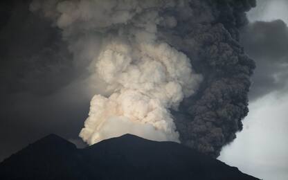 Bali, da vulcano Agung colata di fango e detriti: chiuso l’aeroporto