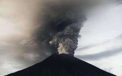 Eruzione vulcano Agung a Bali, piogge formano fiumi di fango e detriti