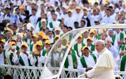 La messa "colorata" del Papa in Birmania
