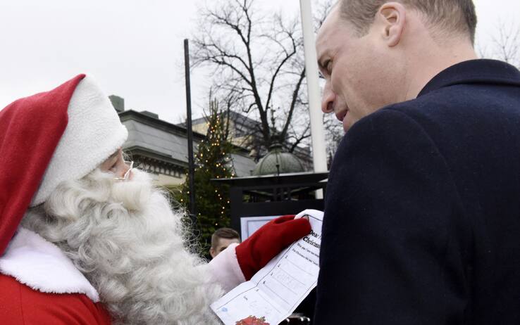 William consegna a Babbo Natale la letterina del piccolo ...