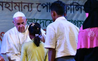 Il Papa incontra i Rohingya: “Perdono per indifferenza del mondo”