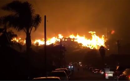 California, l'incendio Thomas divora un complesso di appartamenti