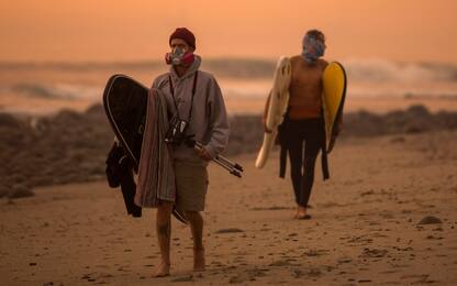 Surfisti California con maschere antigas