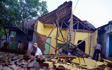 01-terremoto-indonesia-ansa