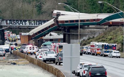 Treno deragliato a Seattle viaggiava a 130 km orari: limite era di 50