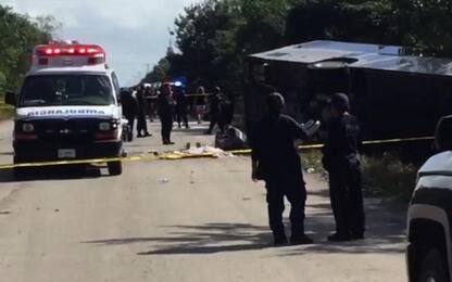 Messico, bus si ribalta: almeno 10 morti. Illesi due italiani a bordo