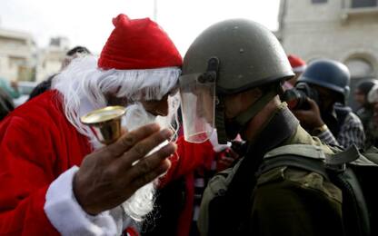 Protesta dei “Babbi Natale” in Palestina