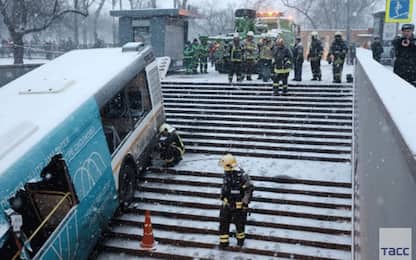 Mosca, bus travolge passanti: almeno 4 morti