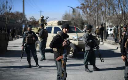 Afghanistan, attentato kamikaze a Kabul: decine di morti