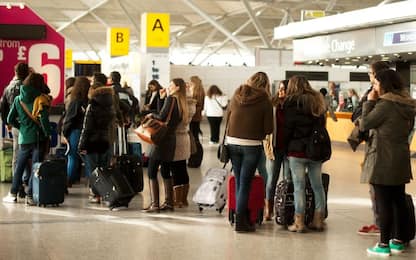 Londra, neve e gelo bloccano gli aeroporti: cancellati 100 voli