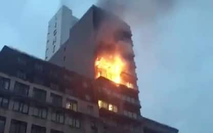 Manchester, incendio in un palazzo di 12 piani