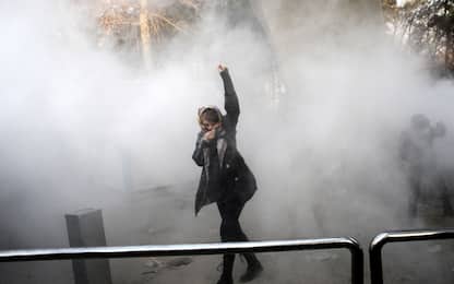 Iran, spari sui manifestanti: vittime. Governo blocca internet