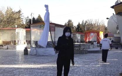 Iran, ragazza simbolo proteste
