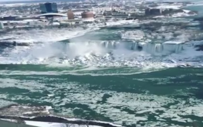 Il freddo gela anche le cascate del Niagara. VIDEO