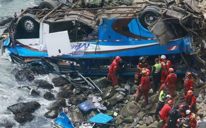 Perù, bus cade in burrone: almeno 48 morti