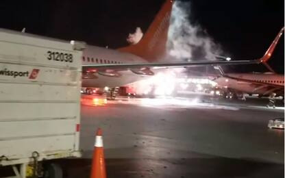 Collisione tra aerei a Toronto, passeggeri a bordo filmano l’incendio