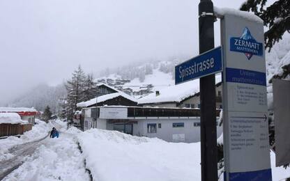 Zermatt, neve blocca turisti: 171 euro per trasporto in elicottero