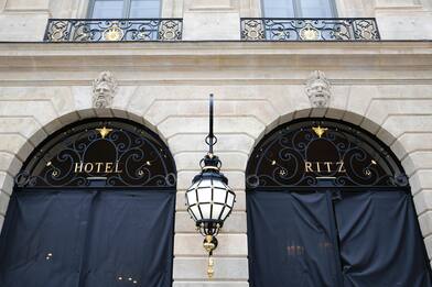 Hotel Ritz di Parigi, principessa saudita denuncia furto di gioielli