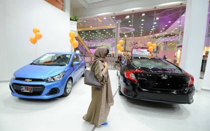 Arabia Saudita, inaugurato il salone dell'auto per sole donne