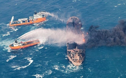 Cina, affondata petroliera esplosa: si teme un disastro ambientale