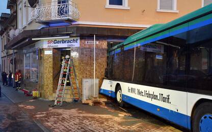 Germania, scuolabus si schianta contro un negozio: 48 feriti