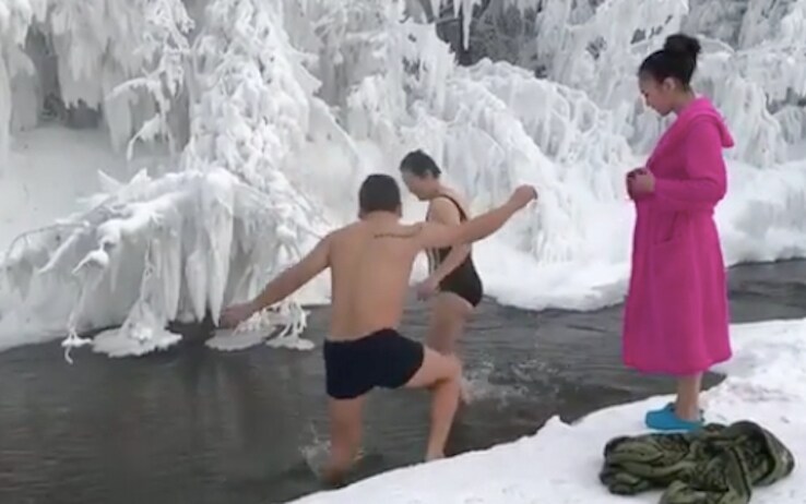 Un tuffo a Oymyakon: 3 turisti nel fiume del paese più freddo al mondo |  Sky TG24