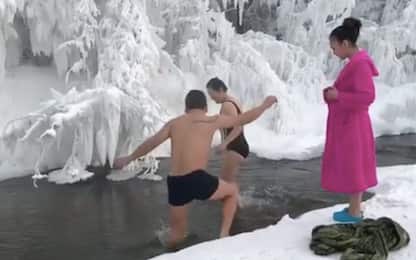Un tuffo a Oymyakon: 3 turisti nel fiume del paese più freddo al mondo
