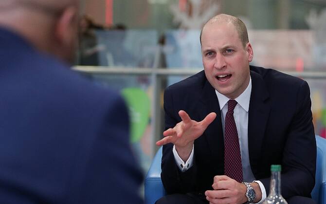 Il principe William si rasa a zero, le ironie dei tabloid. FOTO