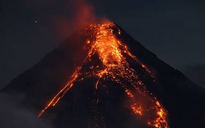 Spettacolare eruzione del vulcano Mayon