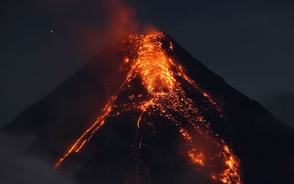 Spettacolare eruzione del vulcano Mayon