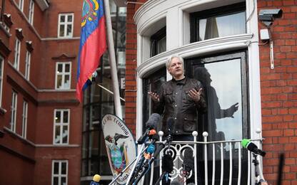 Wikileaks, confermato il mandato d'arresto per Assange