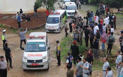 Indonesia, bus turistico giù da una collina a Giava: 27 morti