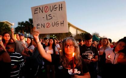 Florida, dopo strage governatore firma legge su sicurezza scuole