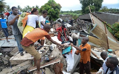 Crolla una montagna di rifiuti in Mozambico, almeno 17 morti