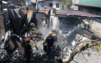 Filippine, piccolo aereo si schianta su casa: 10 morti