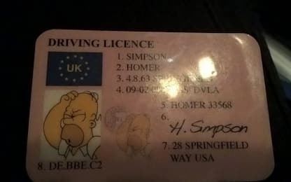 Regno Unito, alla guida con patente falsa di Homer Simpson: denunciato