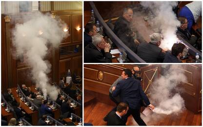 Kosovo, lacrimogeni in Parlamento contro intesa su confine Montenegro