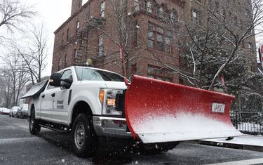 Bufera di neve negli Stati Uniti, cancellati quasi 4 mila voli