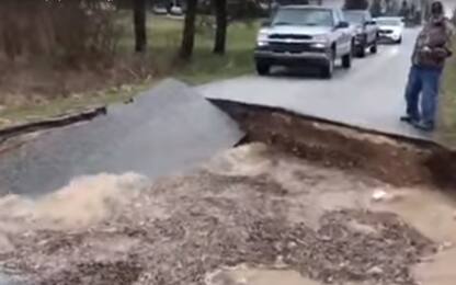 Usa, alluvione in Indiana: strada crolla per il peso dell'acqua. VIDEO